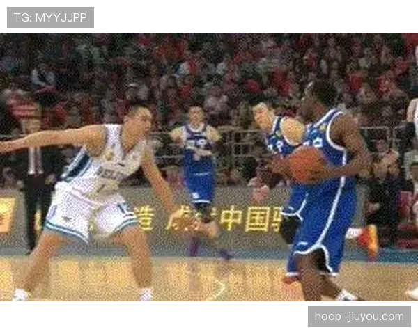 篮球规则解惑：阻挡犯规和带球撞人的判定有何区别？